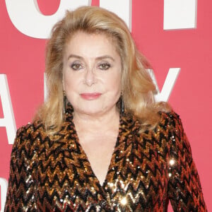 Hier, d'innombrables stars ont été immortalisées tout sourire sur le traditionnel photocall. A l'instar de Catherine Deneuve qui a fait sensation avec un joli haut à sequins.
Catherine Deneuve au photocall du "concerto pour la paix" de Omar Harfouch au Théâtre des Champs-Elysées à Paris le 18 septembre 2024. © Coadic Guirec / Bestimage 