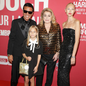 Omar Harfouch, sa femme Yulia, leur fille et Catherine Deneuve au photocall du "concerto pour la paix" de Omar Harfouch au Théâtre des Champs-Elysées à Paris le 18 septembre 2024. © Coadic Guirec / Bestimage 