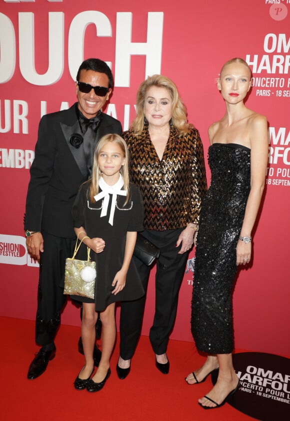 Omar Harfouch, sa femme Yulia, leur fille et Catherine Deneuve au photocall du "concerto pour la paix" de Omar Harfouch au Théâtre des Champs-Elysées à Paris le 18 septembre 2024. © Coadic Guirec / Bestimage 