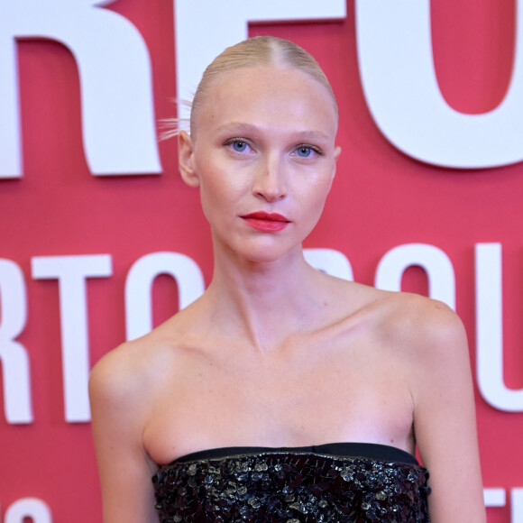 L'épouse d'Omar, Yulia Lobova, était aussi présente à ses côtés
Yulia, la femme de Omar Harfouch au photocall du "concerto pour la paix" de Omar Harfouch au Théâtre des Champs-Elysées à Paris le 18 septembre 2024. © Rachid Bellak / Bestimage 