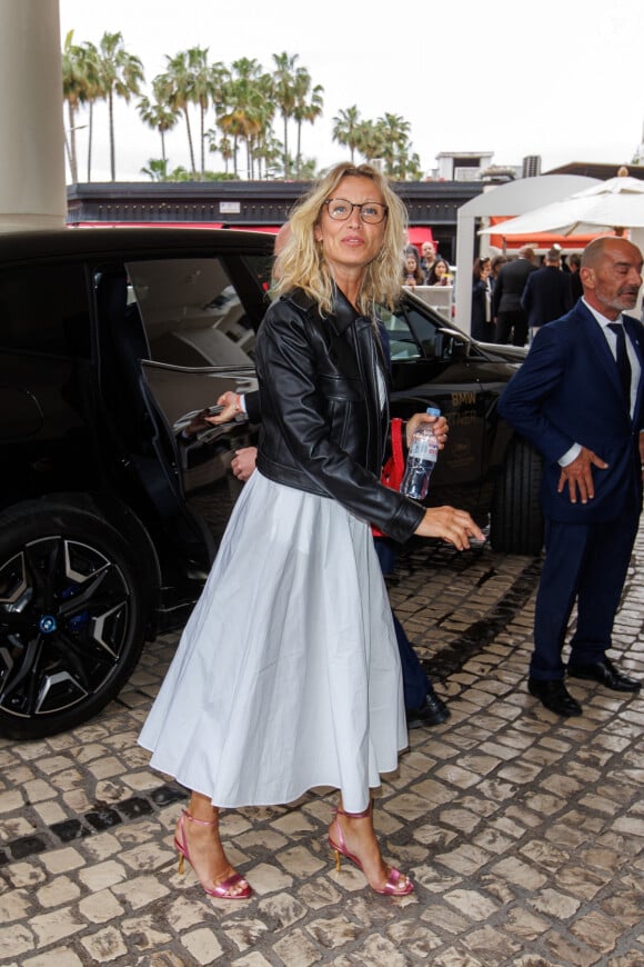 Alexandra Lamy arrive à l'hôtel Martinez lors du 77ème Festival International du Film de Cannes (14 - 25 mai 2024), le 16 mai 2024. 