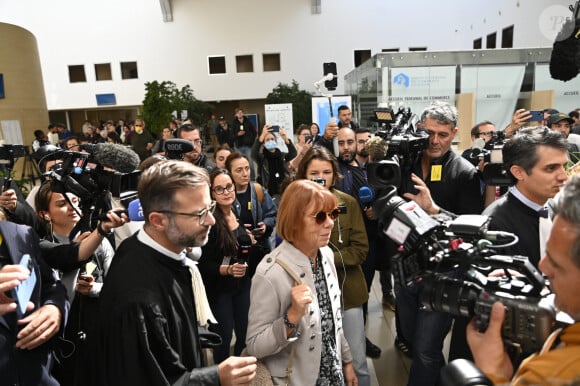 Ne comprenant pas l"assourdissant silence" dont fait preuve la majorité des politiques
Gisèle Pélicot et ses avocats Antoine Camus et Stéphane Babonneau - Procès des viols de Mazan au palais de justice d'Avignon le 17 septembre 2024.© William Cannarella/Panoramic/Bestimage 