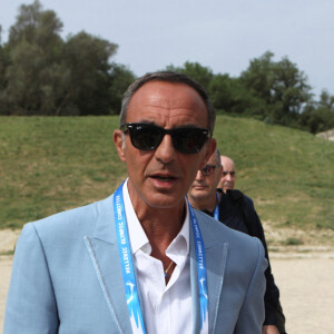 Nikos Aliagas, maître de cérémonie de l'allumage de la flamme olympique lors de la cérémonie d'allumage de la flamme Olympique pour les Jeux Olympiques de Paris 2024 sur le site antique d'Olympie, Grèce, le 16 avril 2024. © Aristidis Vafeiadakis/ZUMA Press/Bestimage 
