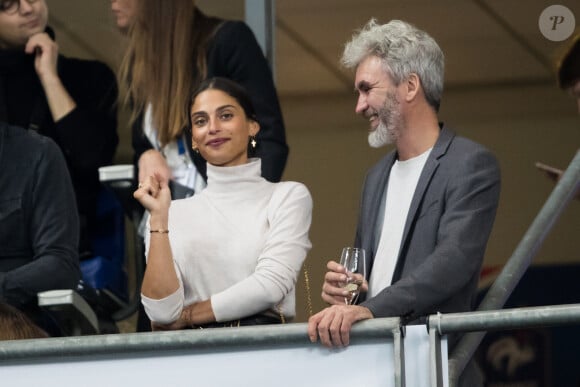 La table basse du salon vient notamment de Tunisie. Au milieu de son séjour trône par ailleurs un bouclier africain. 
Tatiana Silva et guest dans les tribunes lors du match de qualification pour l'Euro2020 "France - Turquie (1-1)" au Stade de France. Saint-Denis, le 14 octobre 2019. © Cyril Moreau/Bestimage