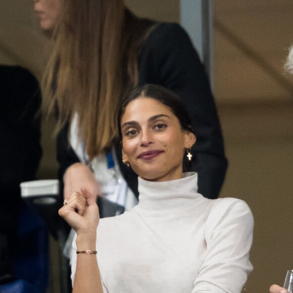 La table basse du salon vient notamment de Tunisie. Au milieu de son séjour trône par ailleurs un bouclier africain. 
Tatiana Silva et guest dans les tribunes lors du match de qualification pour l'Euro2020 "France - Turquie (1-1)" au Stade de France. Saint-Denis, le 14 octobre 2019. © Cyril Moreau/Bestimage