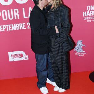 Marc Lavoine et sa compagne Adriana Karembeu au photocall du "concerto pour la paix" de Omar Harfouch au Théâtre des Champs-Elysées à Paris le 18 septembre 2024.