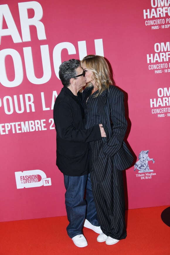 Marc Lavoine et sa compagne Adriana Karembeu au photocall du "concerto pour la paix" de Omar Harfouch au Théâtre des Champs-Elysées à Paris le 18 septembre 2024.