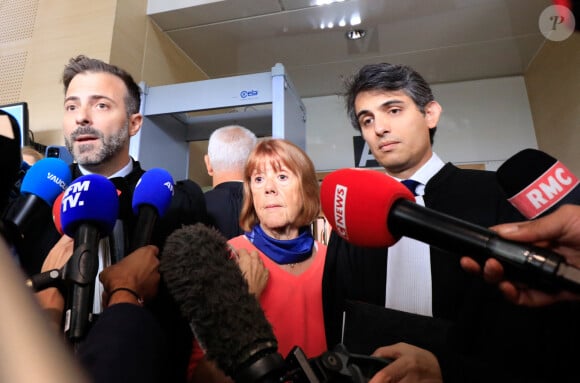 Gisèle Pélicot et ses avocats Antoine Camus et Stéphane Babonneau - Reprise du procès des viols de Mazan: Gisèle Pélicot et quelques uns des prévenus au palais de justice d'Avignon lors du procès de son ex-mari Dominique Pelicot, accusé de l'avoir droguée pendant près de dix ans et d'avoir invité des inconnus à la violer à leur domicile de Mazan, une petite ville du sud de la France, à Avignon. Le 16 septembre 2024. © Franz Chavaroche / Bestimage 