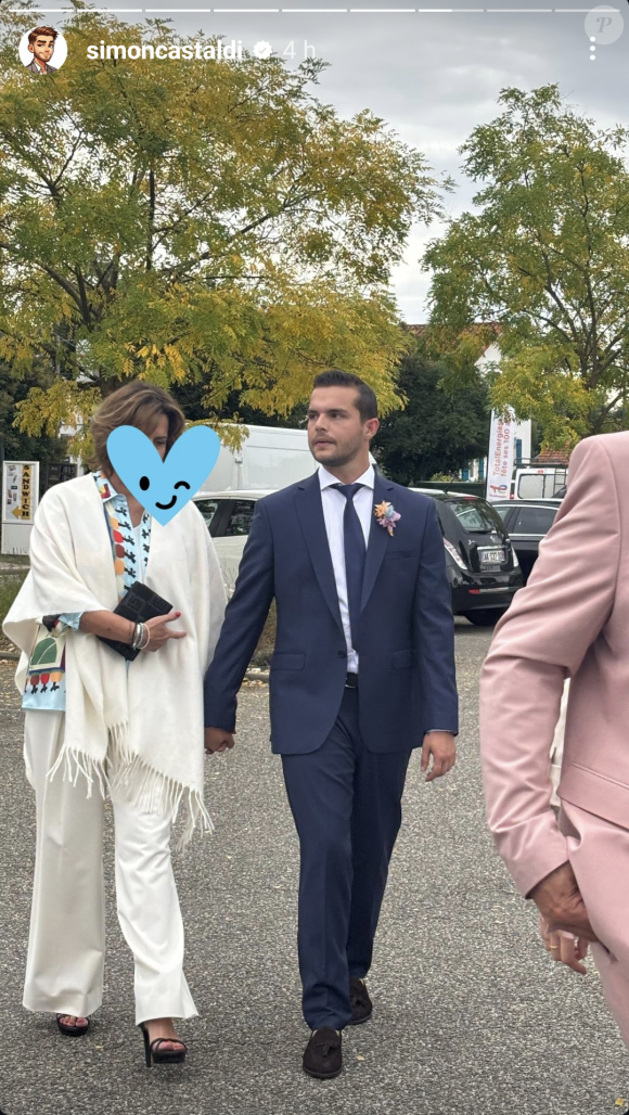 La cause ? L'arrivée de leur fils Elio en 2022
 Julien Castaldi à son mariage, en compagnie de sa mère