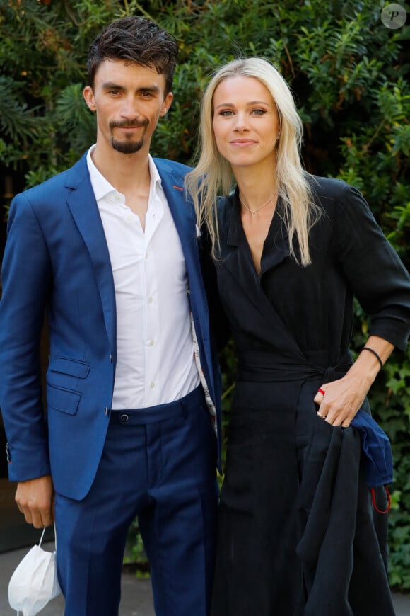 Exclusif - les coureurs cyclistes Julian Alaphilippe et sa compagne Marion Rousse - Arrivées de l'émission "Vivement Dimanche" qui sera diffusée le 24 octobre 2021 au Studio Gabriel à Paris, France, le 14 octobre 2021. © Christophe Clovis / Bestimage