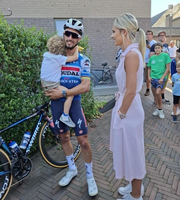 Marion Rousse était avec son fils Nino pour le soutenir
 
Marion Rousse, Julian Alaphilippe et leur fils Nino.