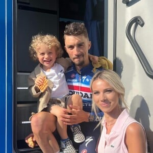 L'occasion de voir la ressemblance frappante entre la compagne de Julian Alaphilippe et son fils
 
Marion Rousse, Julian Alaphilippe et leur fils Nino.