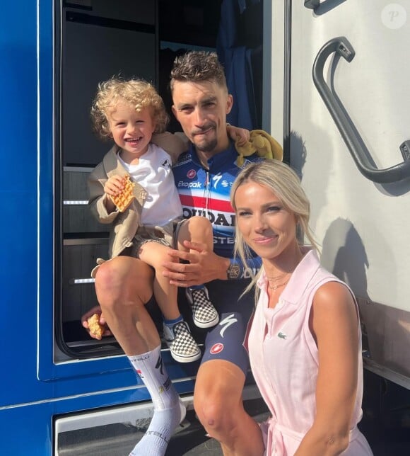 L'occasion de voir la ressemblance frappante entre la compagne de Julian Alaphilippe et son fils
 
Marion Rousse, Julian Alaphilippe et leur fils Nino.