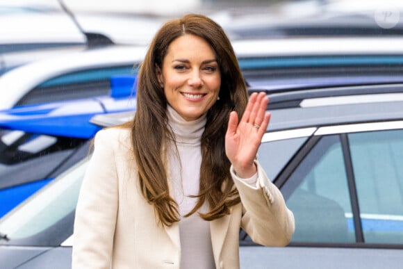 La preuve est, ce 22 septembre soit deux semaines après avoir annoncé la fin de sa chimiothérapie, la princesse de Galles  s'est rendue dans la matinée à l'église Crathie Kirk à Balmoral.
Londres, ROYAUME-UNI - La duchesse de Cambridge, Kate Middleton, a fait le point sur son traitement et son rétablissement.