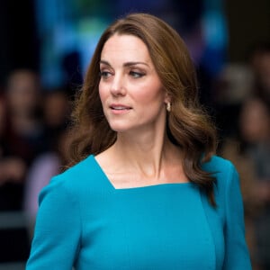 En plus d'avoir une jolie paire de boucle d'oreilles dorée, la princesse de Galles a opté pour un chapeau kaki dans l'espoir de passer inaperçue... En vain !
Londres, ROYAUME-UNI - La duchesse de Cambridge, Kate Middleton, a fait le point sur son traitement et son rétablissement.