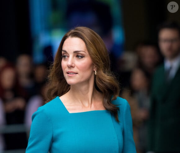 En plus d'avoir une jolie paire de boucle d'oreilles dorée, la princesse de Galles a opté pour un chapeau kaki dans l'espoir de passer inaperçue... En vain !
Londres, ROYAUME-UNI - La duchesse de Cambridge, Kate Middleton, a fait le point sur son traitement et son rétablissement.