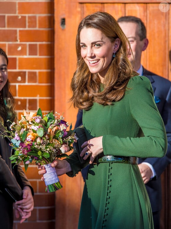 Comme l'a rapporté le Daily Mail, Kate Middleton était installée depuis le siège passager tandis que le prince William conduisait.
Londres, ROYAUME-UNI - La duchesse de Cambridge, Kate Middleton, a fait le point sur son traitement et son rétablissement.