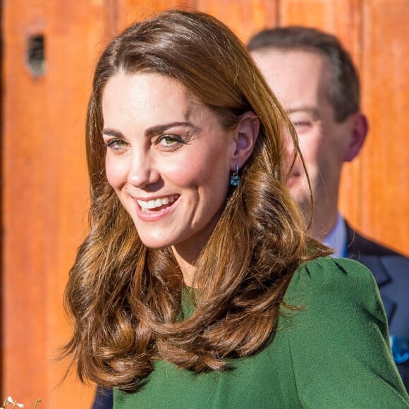 Comme l'a rapporté le Daily Mail, Kate Middleton était installée depuis le siège passager tandis que le prince William conduisait.
Londres, ROYAUME-UNI - La duchesse de Cambridge, Kate Middleton, a fait le point sur son traitement et son rétablissement.