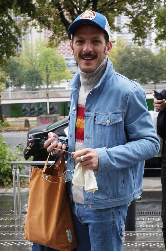 Exclusif - Vincent Dedienne arrive dans les studios de Radio France à Paris le 18 octobre 2023.