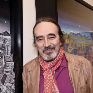 Exclusif - Didier Roustan lors du vernissage de l'exposition "Vue du ciel" de l'artiste 3D Johann Perathoner au Royal Monceau-Raffles Paris le 20 avril 2022. © Rachid Bellak / Bestimage