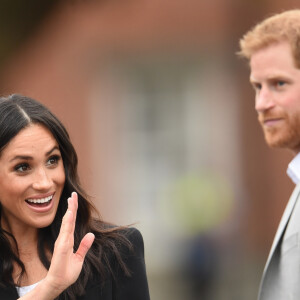 Le prince Harry, duc de Sussex et sa femme Meghan Markle, duchesse de Sussex saluent la foule lors de leur visite au collège de la trinité à Dublin le 11 juillet 2018 