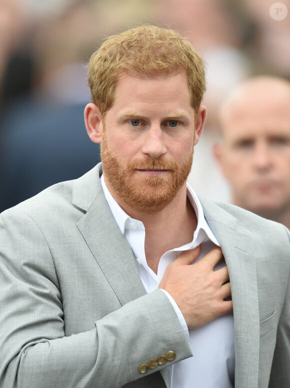 Il pourrait bien être en pleine crise de la quarantaine
Le prince Harry, duc de Sussex et sa femme Meghan Markle, duchesse de Sussex saluent la foule lors de leur visite au collège de la trinité à Dublin le 11 juillet 2018 