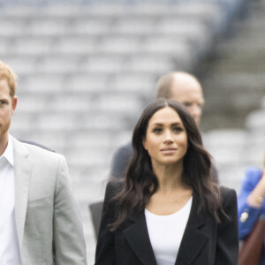 Huit jours passés loin des siens qui lui feront peut-être le plus grand bien.
Le prince Harry, duc de Sussex et sa femme Meghan Markle, duchesse de Sussex assistent aux jeux gaélique à Croke Park à Dublin le 11 juillet 2018 