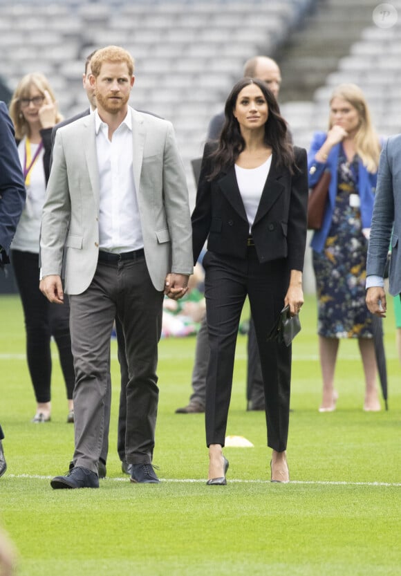 Huit jours passés loin des siens qui lui feront peut-être le plus grand bien.
Le prince Harry, duc de Sussex et sa femme Meghan Markle, duchesse de Sussex assistent aux jeux gaélique à Croke Park à Dublin le 11 juillet 2018 