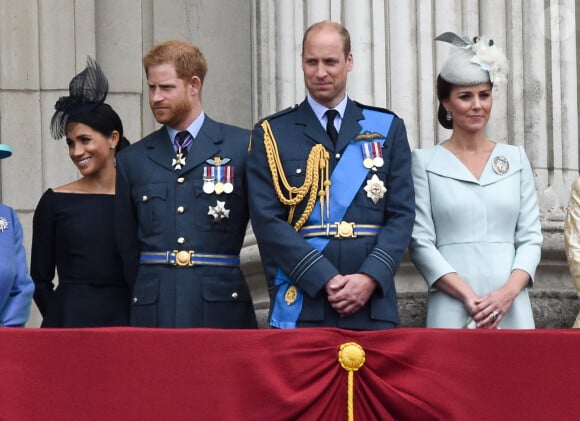 La reine Elisabeth II d'Angleterre, Meghan Markle, duchesse de Sussex (habillée en Dior Haute Couture par Maria Grazia Chiuri), le prince Harry, duc de Sussex, le prince William, duc de Cambridge, Kate Catherine Middleton, duchesse de Cambridge - La famille royale d'Angleterre lors de la parade aérienne de la RAF pour le centième anniversaire au palais de Buckingham à Londres. Le 10 juillet 2018 