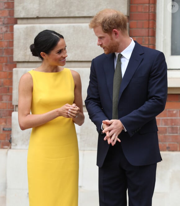 Le prince Harry, duc de Sussex, et Meghan Markle, duchesse de Sussex, assistent à la réception du "Your Commonwealth Youth Challenge" au Marlborough House à Londres, le 5 juillet 2018. 