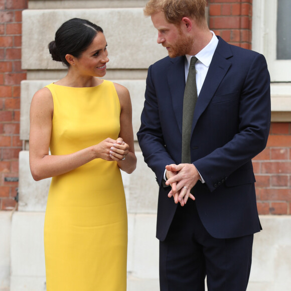 Le prince Harry, duc de Sussex, et Meghan Markle, duchesse de Sussex, assistent à la réception du "Your Commonwealth Youth Challenge" au Marlborough House à Londres, le 5 juillet 2018. 