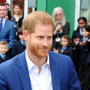 Raison pour laquelle il a entamé un voyage en solo avant de se rendre au Royaume-Uni
Le prince Harry, duc de Sussex, arrive à l'école primaire catholique Saint Vincent à Acton près de Londres le 20 mars 2019. 