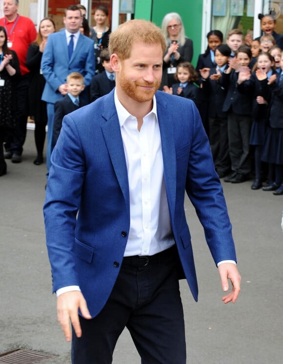 Raison pour laquelle il a entamé un voyage en solo avant de se rendre au Royaume-Uni
Le prince Harry, duc de Sussex, arrive à l'école primaire catholique Saint Vincent à Acton près de Londres le 20 mars 2019. 