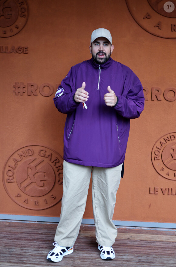 Artus - Les célébrités au village lors des Internationaux de France de tennis de Roland Garros 2024 à Paris. Le 29 mai 2024. © Jacovides-Moreau / Bestimage 