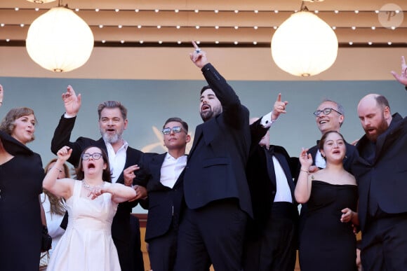 Clovis Cornillac, Artus, Marc Riso et l'équipe du film "Un p'tit truc en plus" - Montée des marches du film " Le comte de Monte-Cristo " lors du 77ème Festival International du Film de Cannes, au Palais des Festivals à Cannes. Le 22 mai 2024 © Jacovides-Moreau / Bestimage 