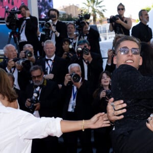 Alice Belaidi, Artus et un acteur du film "Un p'tit truc en plus" - Montée des marches du film " Le comte de Monte-Cristo " lors du 77ème Festival International du Film de Cannes, au Palais des Festivals à Cannes. Le 22 mai 2024 © Jacovides-Moreau / Bestimage 