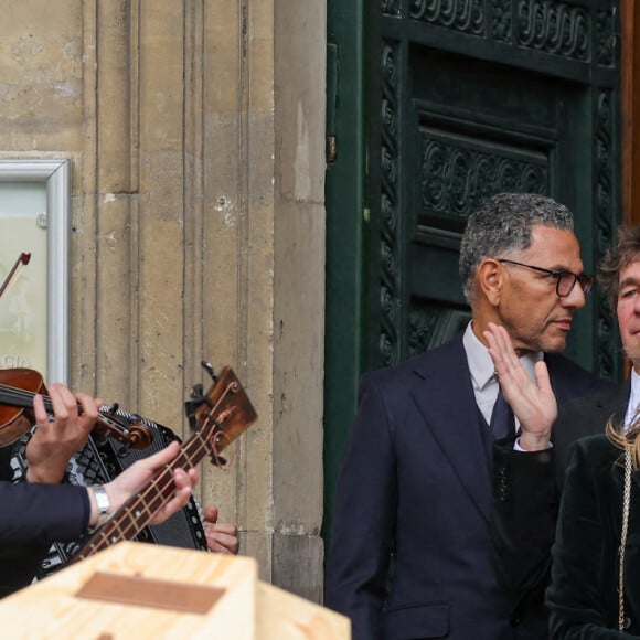 Roschdy Zem et sa compagne Sarah Poniatowski (Lavoine), Pierre Rambaldi, Roman Lavoine, sa cousine Tess Rambaldi (fille de Marie Poniatowski et petite-fille du défunt) , Marie Rambaldi (Poniatowski) - Sorties des obsèques du prince Jean-Stanislas Poniatowski en l'Eglise polonaise à Paris, France, le 29 avril 2024. © Jacovides-Moreau/Bestimage