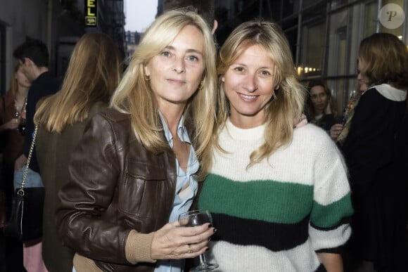 Un témoignage d'amour qui a fait réagir les nombreux fans
Exclusif - Marie Poniatowski et sa soeur Sarah Lavoine - Cocktail Chez Marc'O pendant la première édition du parcours Off Vendôme du 24 au 26 mars 2022 autour de la Place Vendôme à Paris le 24 mars 2022. À la croisée du design, de la création contemporaine, de l'air du temps, Off Vendôme est la première édition d'un évènement unique, à quelques pas de la place Vendôme. Six créatrices, six femmes ayant entrepris, chacune à leur manière, de déplacer les codes de la joaillerie traditionnelle, ouvriront les portes de leur boutique et vous accueilleront du 24 au 26 mars 2022. Off Vendôme, c'est l'histoire d'une rencontre. Celle de six regards, six identités qui ont fait le pari de déployer une conscience singulière de l'univers de la joaillerie, leurs liens au savoir-faire, au design, à la pérennité du bijou et à l'intimité qu'elle suscite. C'est ce pas de côté qui a fédéré ces femmes autour d'une autre forme de préciosité, alliant des univers qui transfigurent le noble, redéfinissent les codes patrimoniaux du luxe, se combinent et dialoguent en kaléidoscope. Les 24, 25 et 26 mars, le parcours Off Vendôme sera l'occasion de découvrir la joaillerie contemporaine à travers un parcours scénographie, fait d'animations, d'ateliers et de rencontres avec chaque créatrice. Une autre façon de se glisser dans leur approche singulière, leur langage et leur histoire, dans un territoire du 1er arrondissement, en marge de la place Vendôme. © Jack Tribeca / Bestimage 