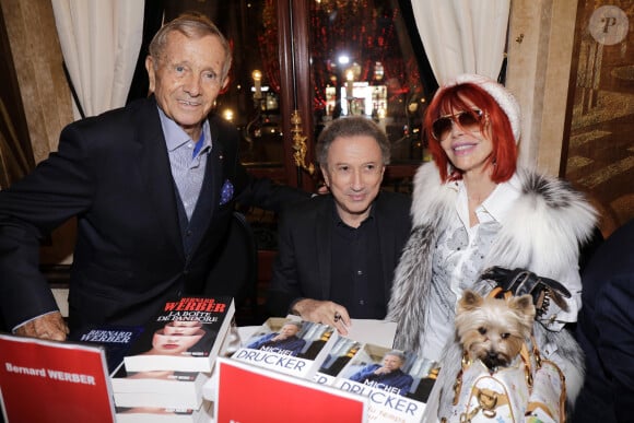 Jean Poniatowski, Michel Drucker et guest lors de la soirée du 41ème cocktail des écrivains du Cercle MBC dans les salons du Fouquet's à Paris, France, le 28 novembre 2018. © Cedric Perrin/Bestimage 