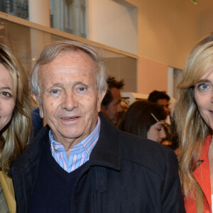 Exclusif - Jean Poniatowski entre ses filles Sarah Lavoine et Marie Poniatowski - Vernissage du nouveau design éphémère de la boutique Comptoir Des Cotonniers de Saint-Sulpice à Paris, le 9 avril 2015. S.Lavoine, l'égérie Comptoir Des Cotonniers Printemps-Eté 2015, signe cette installation estivale avec un mobilier contemporain, des luminaires, tapis et paniers en paille... Et bien évidemment, le "bleu Sarah" sera partout, en parfaite harmonie avec la palette indigo de la collection Comptoir. 