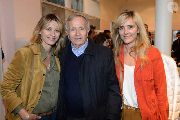 Exclusif - Jean Poniatowski entre ses filles Sarah Lavoine et Marie Poniatowski - Vernissage du nouveau design éphémère de la boutique Comptoir Des Cotonniers de Saint-Sulpice à Paris, le 9 avril 2015. S.Lavoine, l'égérie Comptoir Des Cotonniers Printemps-Eté 2015, signe cette installation estivale avec un mobilier contemporain, des luminaires, tapis et paniers en paille... Et bien évidemment, le "bleu Sarah" sera partout, en parfaite harmonie avec la palette indigo de la collection Comptoir. 