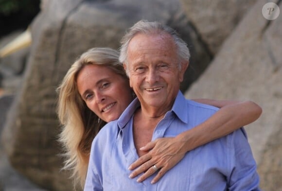 En dévoilant une photo d'elle enlaçant son père sur une plage
Marie Poniatowski et son père disparu, Jean-Stanislas Poniatowski