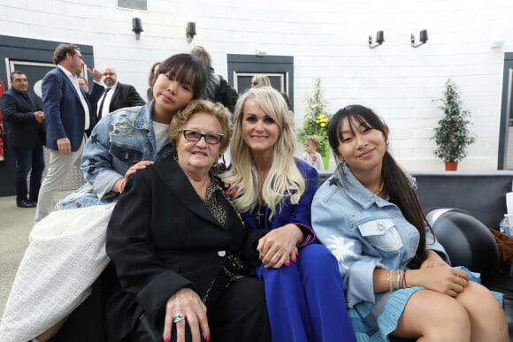 Etan très fusionnelle avec ses deux filles Jade et Joy, la femme d'affaires l'est aussi avec d'autres membres de sa famille. A l'instar de sa grand-mère Elyette Boudou alias Mamie Rock. 
Exclusif - Elyette Boudou (Mamie Rock), Laeticia Hallyday et ses filles Jade et Joy - Laeticia Hallyday reçoit la médaille de la ville de Toulouse en compagnie de ses filles et d'Elyette Boudou avant de quitter l'Esplanade Johnny Hallyday.  © Dominique Jacovides/Bestimage  No web/No blog pour Belgique/Suisse