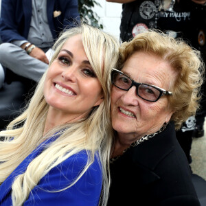 Exclusif - Laeticia Hallyday et Elyette Boudou (Mamie Rock) - Laeticia Hallyday reçoit la médaille de la ville de Toulouse en compagnie de ses filles et d'Elyette Boudou avant de quitter l'Esplanade Johnny Hallyday. © Dominique Jacovides/Bestimage 