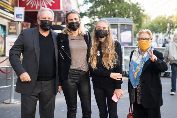 Exclusif - André Boudou, sa femme Adine, leur fille Alcéa et Elyette Boudou (Mamie Rock) - Arrivée à la journée Spécial Johnny au Grand Rex "Son rève américain", pour la projection des documentaires "Johnny USA" et "A nos promesses". Le 21 octobre 2020 © Tiziano Da Silva / Bestimage 