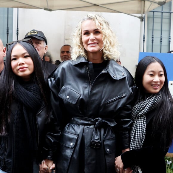 Laeticia Hallyday, ses filles Joy et Jade lors de l'inauguration d'une plaque commémorative en hommage à Johnny Hallyday devant l'immeuble où le chanteur français a grandi dans le 9ème arrondissement de Paris, France, le 22 décembre 2023. © Dominique Jacovides/Bestimage