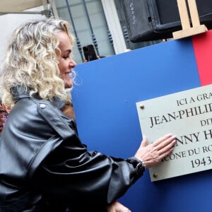 Laeticia Hallyday lors de l'inauguration d'une plaque commémorative en hommage à Johnny Hallyday devant l'immeuble où le chanteur français a grandi dans le 9ème arrondissement de Paris, France, le 22 décembre 2023. © Dominique Jacovides/Bestimage