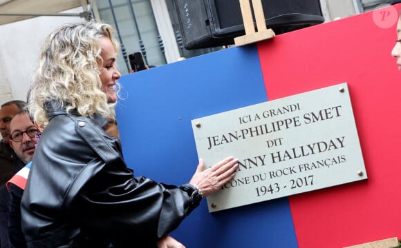 Laeticia Hallyday lors de l'inauguration d'une plaque commémorative en hommage à Johnny Hallyday devant l'immeuble où le chanteur français a grandi dans le 9ème arrondissement de Paris, France, le 22 décembre 2023. © Dominique Jacovides/Bestimage