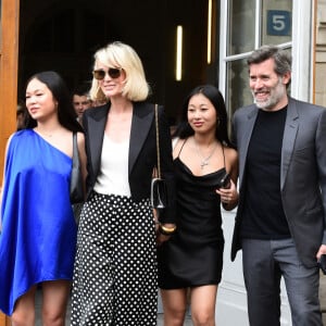 Jalil Lespert, Laeticia Hallyday et ses filles Jade et Joy à leur arrivée au mariage de Claude Lelouch à la mairie du 18ème à Paris. Le 17 juin 2023