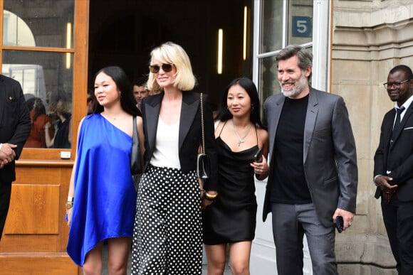 Jalil Lespert, Laeticia Hallyday et ses filles Jade et Joy à leur arrivée au mariage de Claude Lelouch à la mairie du 18ème à Paris. Le 17 juin 2023